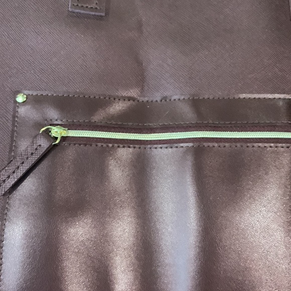 Bath And Body Works Tote Bag Gold Tassel Keychain burgundy outer zipper pocket - Picture 4 of 7